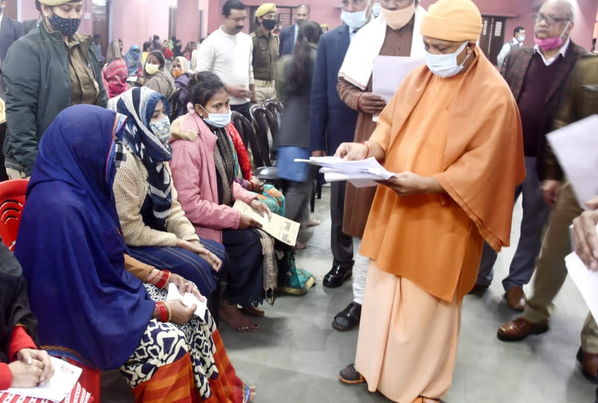 CM Yogi listened to complaint in Janata Darbar Gorakhpur