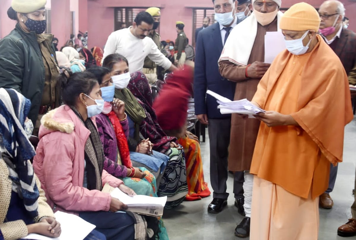 CM Yogi listened to complaint in Janata Darbar Gorakhpur