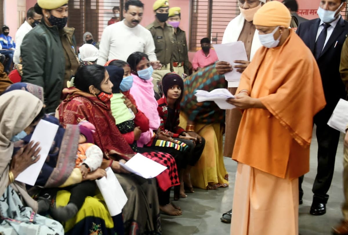 CM Yogi listened to complaint in Janata Darbar Gorakhpur