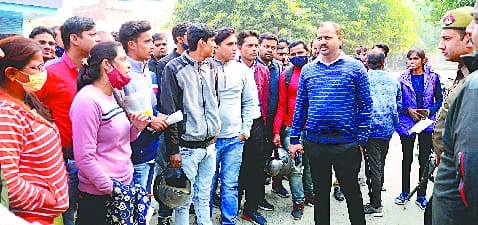 Uproar in many examination centers after the announcement of cancellation of TET