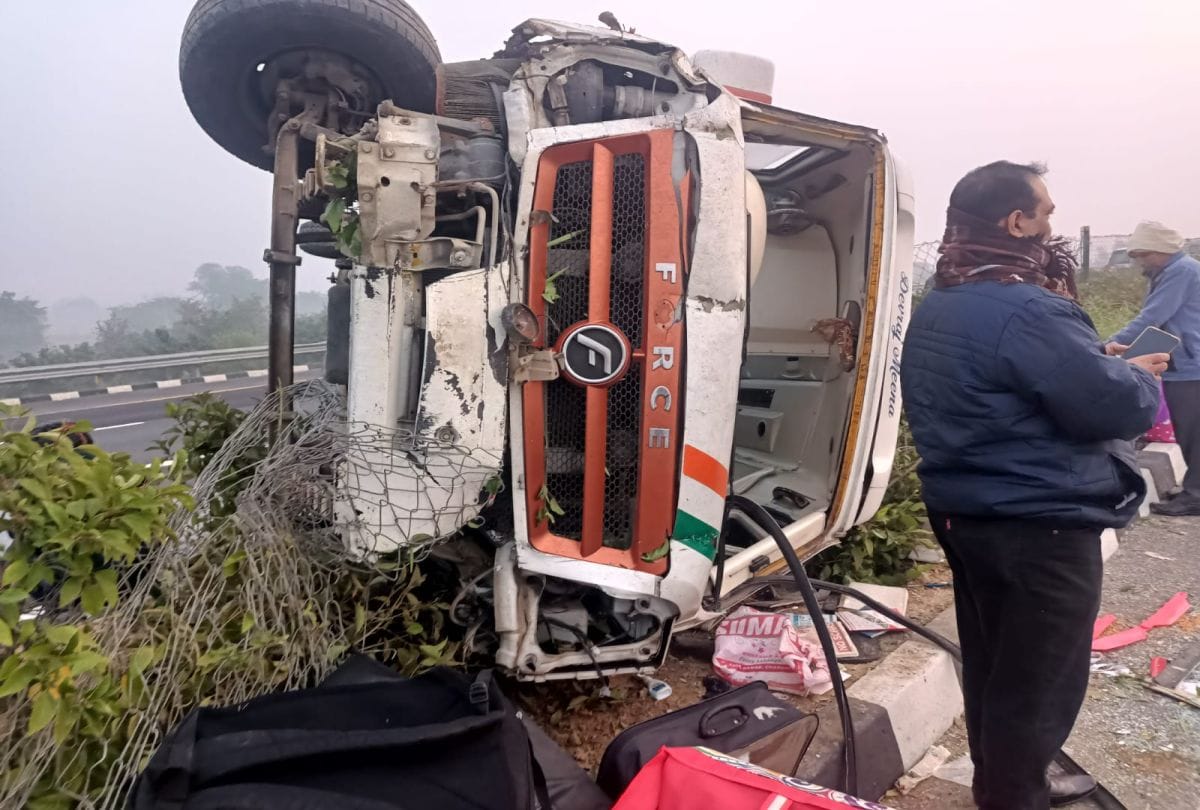 Devotees bus overturns on Lucknow-Agra Expressway in Firozabad