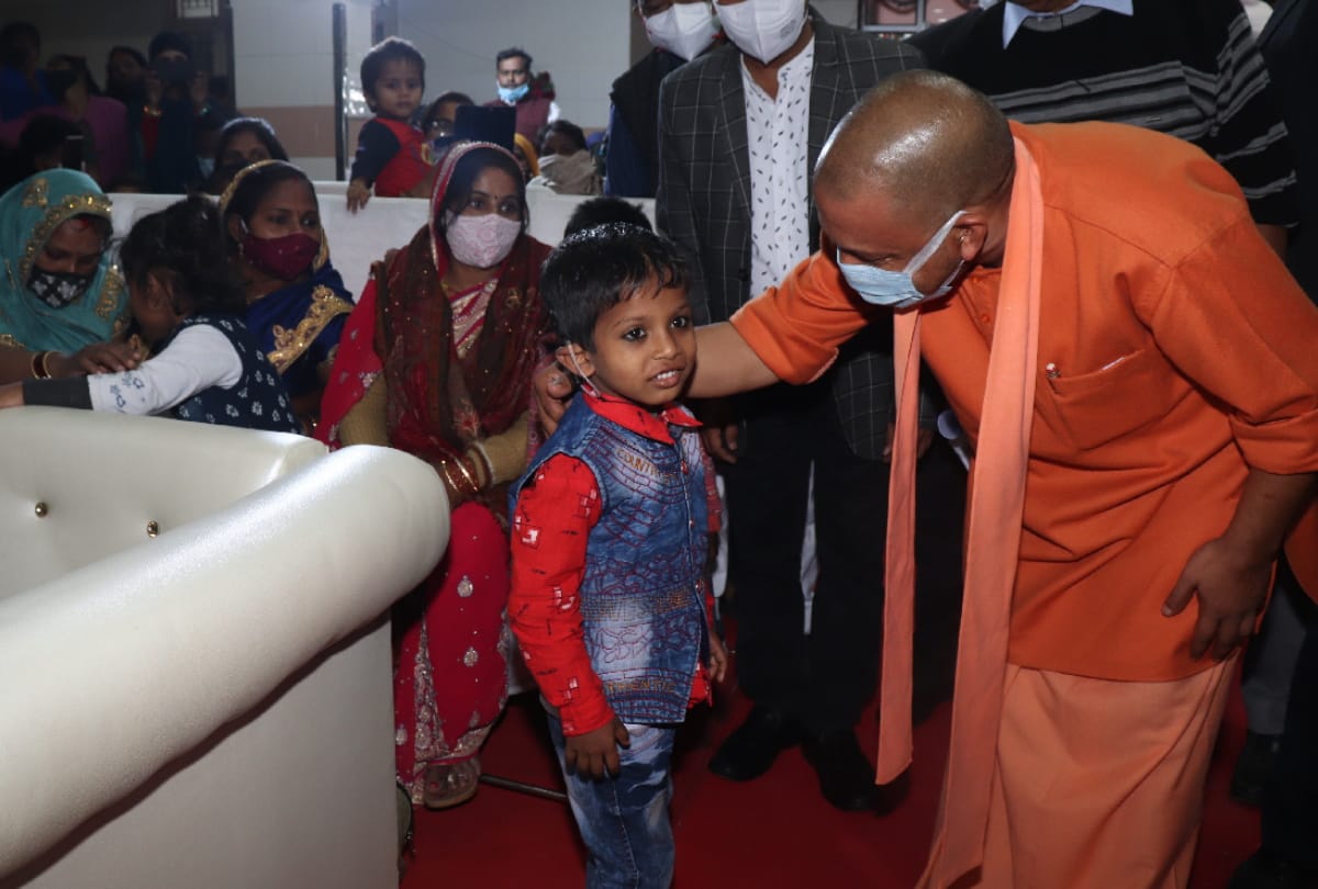 CM yogi met children who got cochlear implant in Gorakhpur