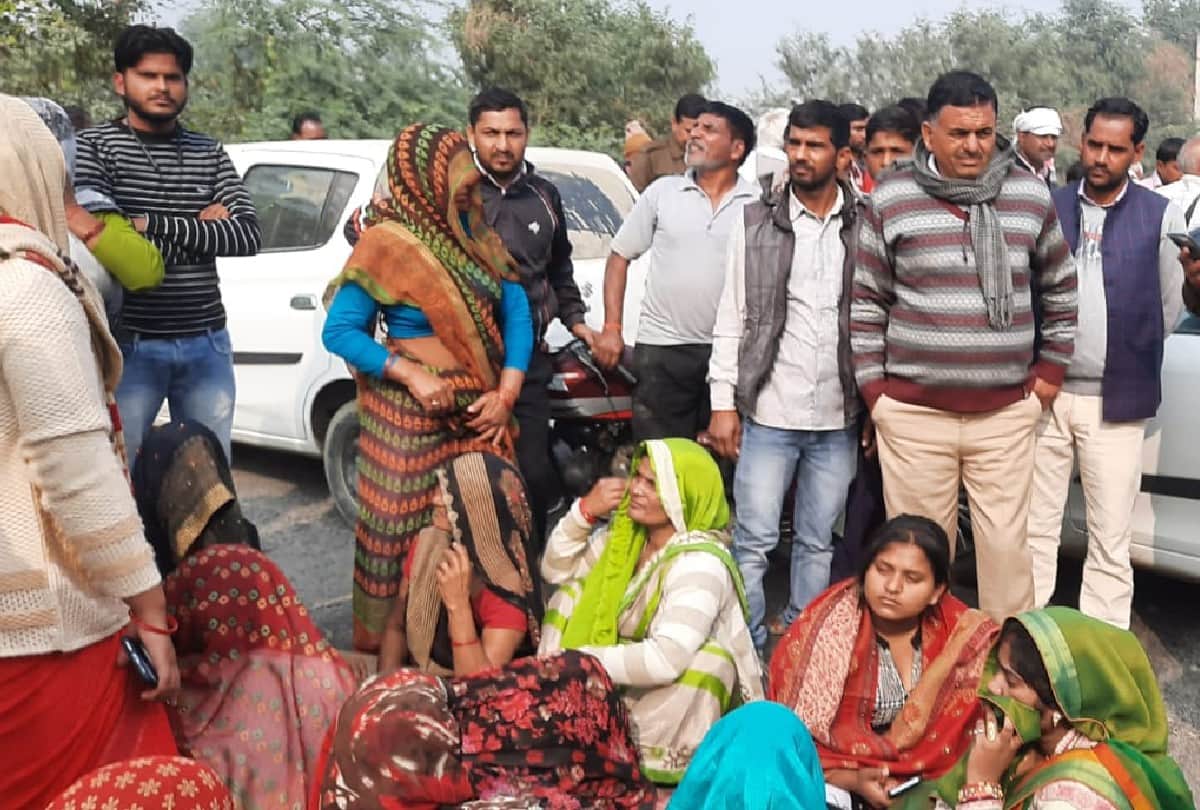 ration trader family members blocked highway in mainpuri