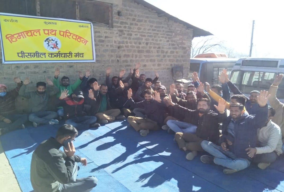 Himachal: Work in the workshop stalled due to the indefinite strike of HRTC Peace Meal workers