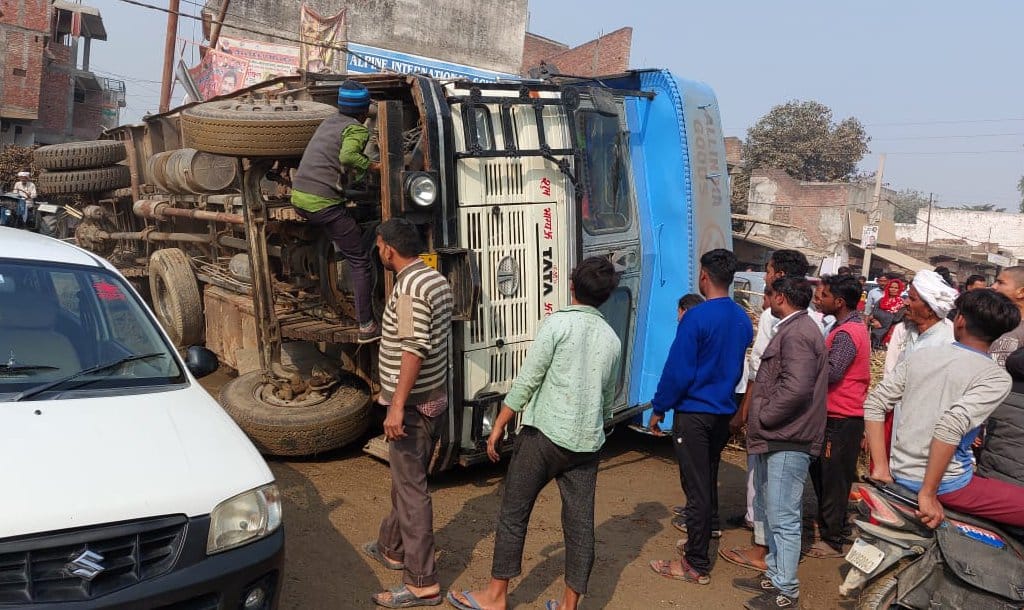 Truck loaded with sugarcane overturned uncontrollably