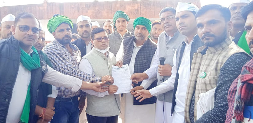 Demonstration of Bhakiyu Tomar in SDM office for various demands