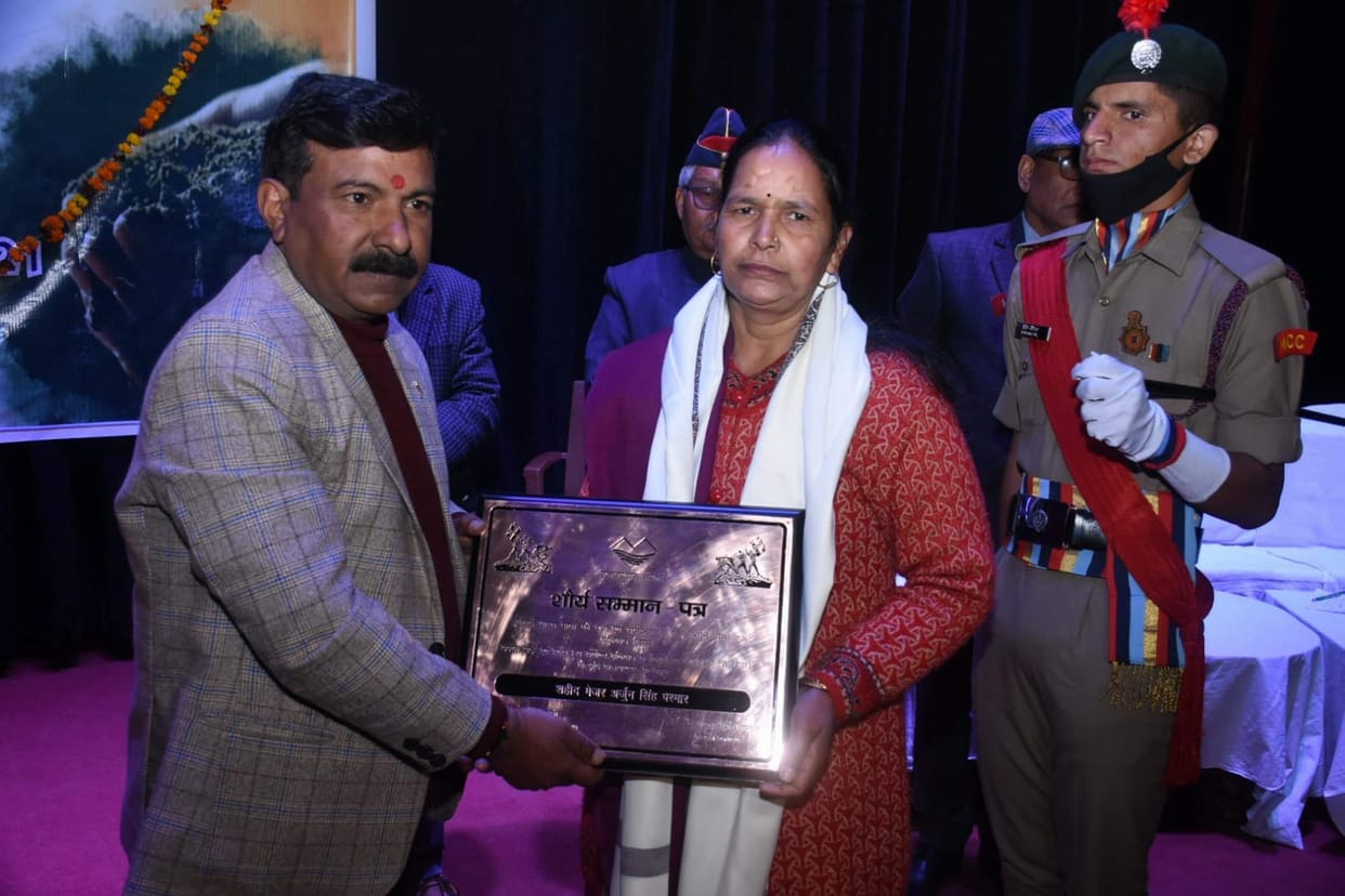 Families of martyrs honored by giving copper plates