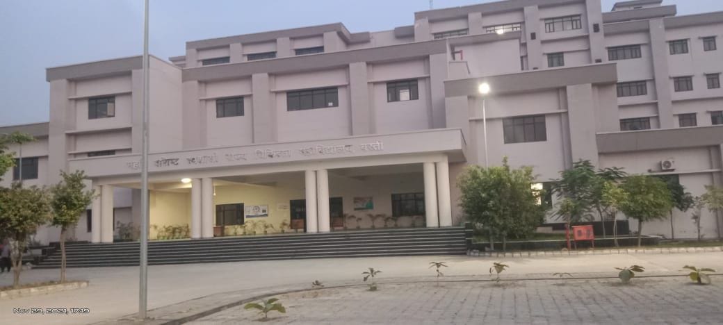 sansaadhan bharapoor, visheshagy va tekneeshiyan ka intajaar
