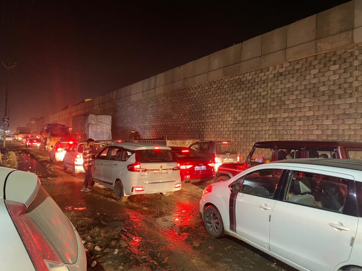 Five km long jam on the highway, vehicles will ride for six hours at night