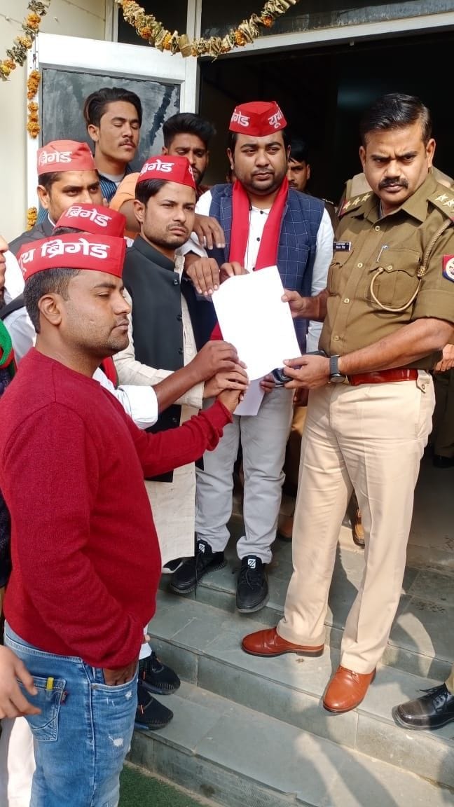Aligarh: Sapai reached the police station to file a case against Raghuraj Singh