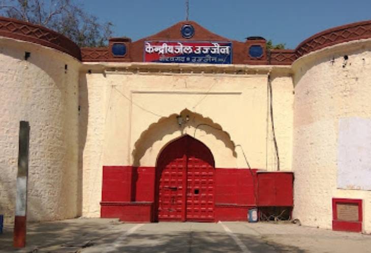 Ujjain: The soldiers of the Central Jail were carrying charas sticks hidden in their mouths, they were caught when they opened their mouths, all three suspended