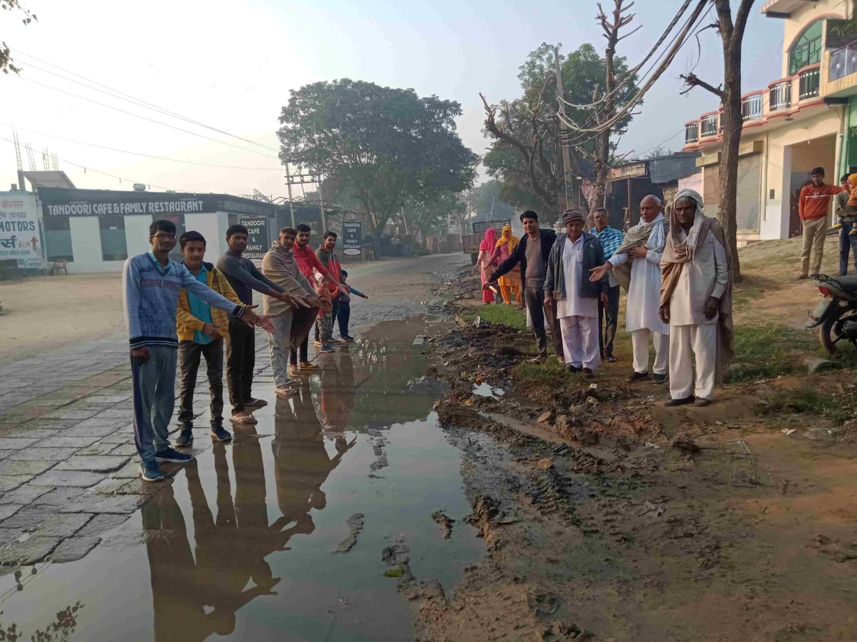 Dirty water flowing on the road in Adarsh ??village Seema became a problem