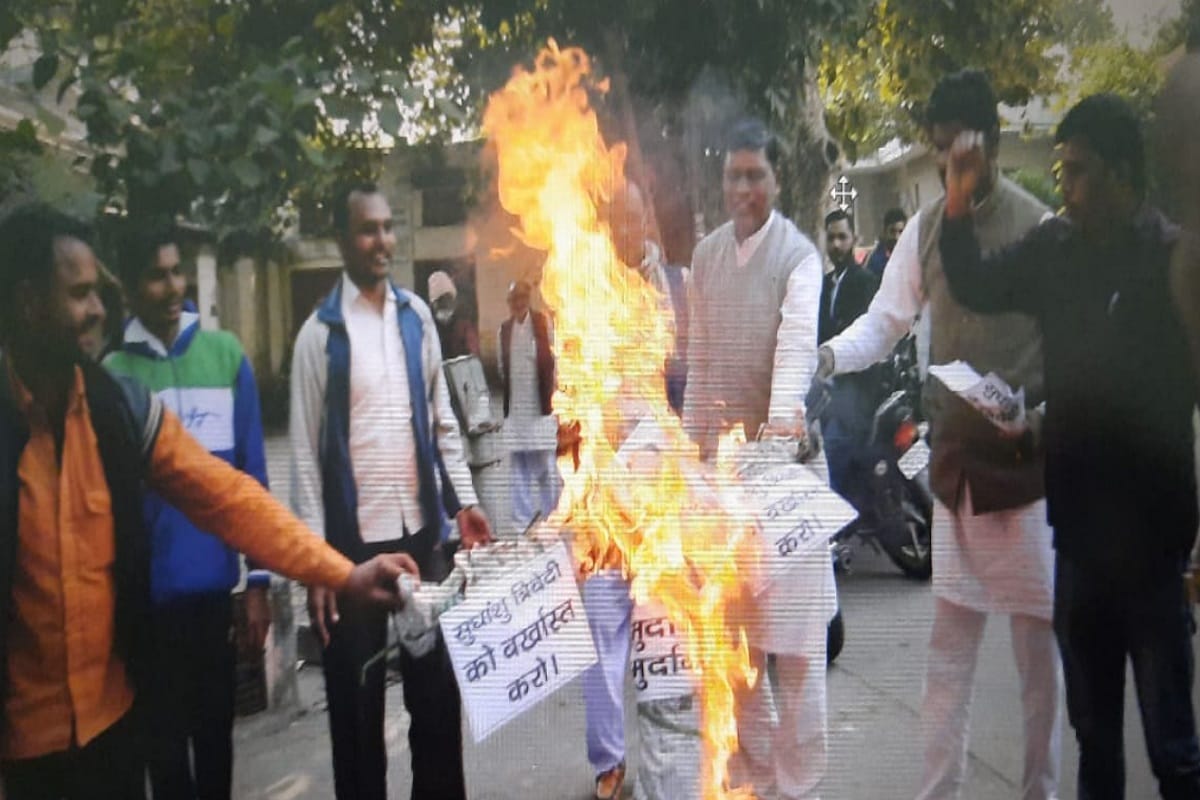 Muzaffarnagar News: Congress workers burnt effigy of Rajya Sabha MP Sudhanshu Trivedi and demanded his dismissed