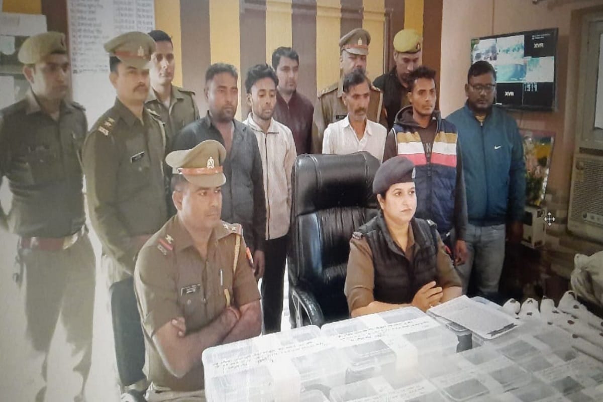 UP Crime News: Police has busted a gang and five accused arrested with illegal weapons