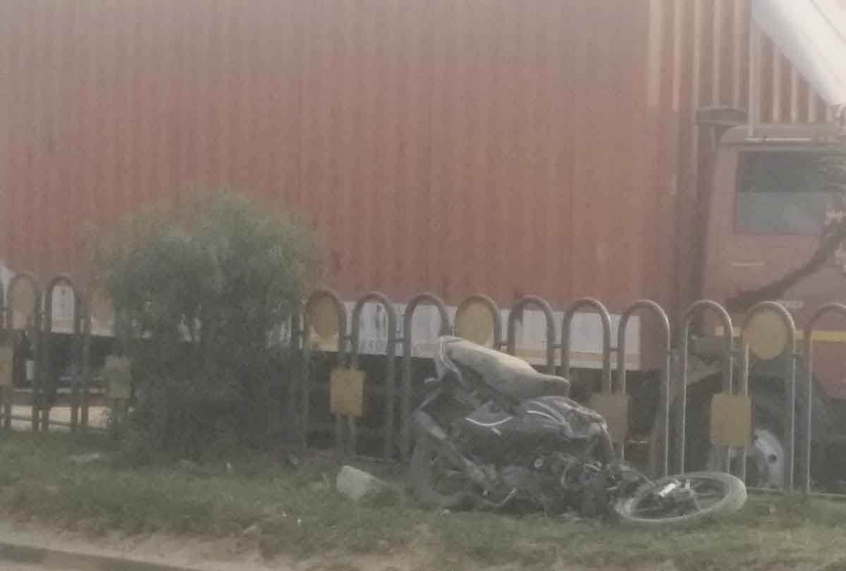 Unnao: Bike collided with truck while exiting illegal cut on Lucknow-Kanpur highway, two including woman died