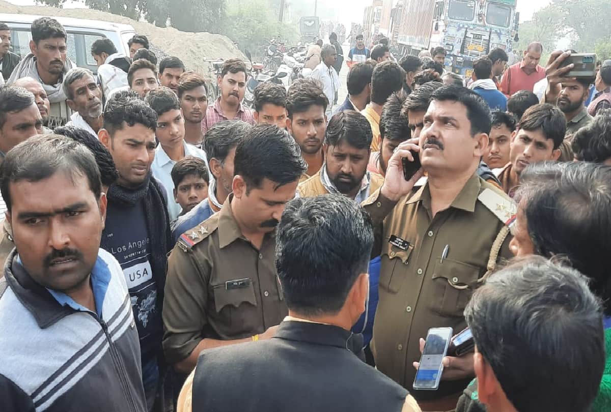 ration trader family members blocked highway in mainpuri