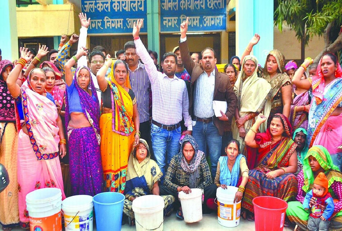 Raj Nagar Woman Protests For Water In Agra
