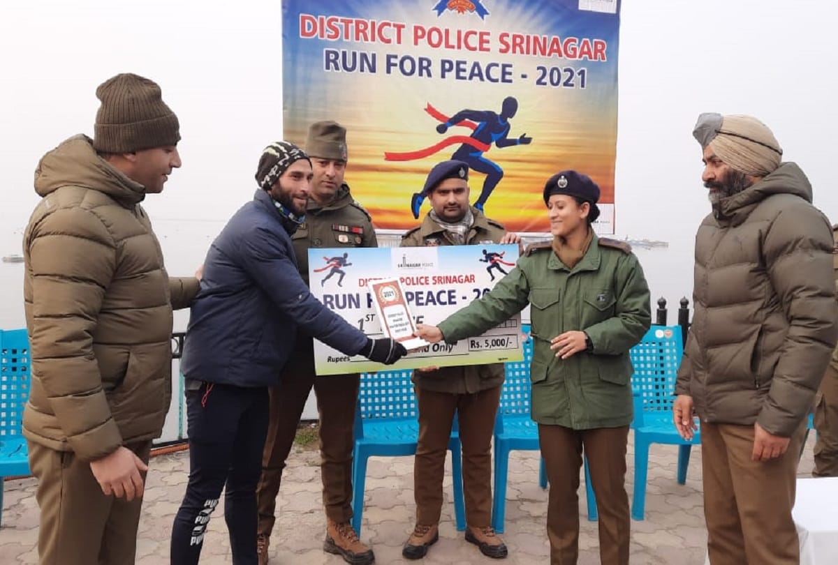 Run for Peace-2021 organized in Srinagar, along with the youth, the elderly also showed their strength in the cold