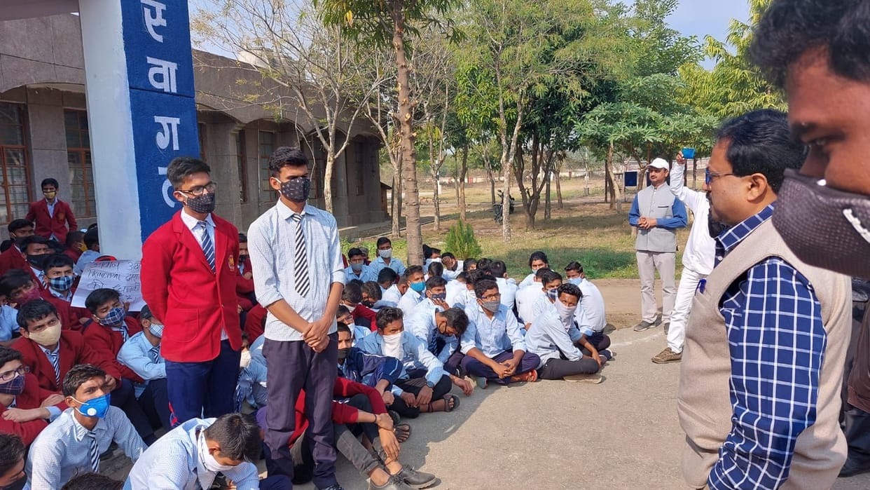 Students sit on dharna for giving bad food