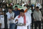 लंगर बाबा के नाम से मशहूर पद्मश्री जगदीश लाल आहूजा के अंतिम संस्कार के दौरान उनके पार्थिव शरीर को