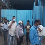 फैक्टरी को सील करने की कार्रवाई करती टीम।