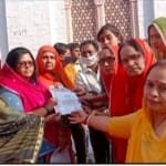 उज्जैन में ज्ञापन सौंपतीं महिलाएं।