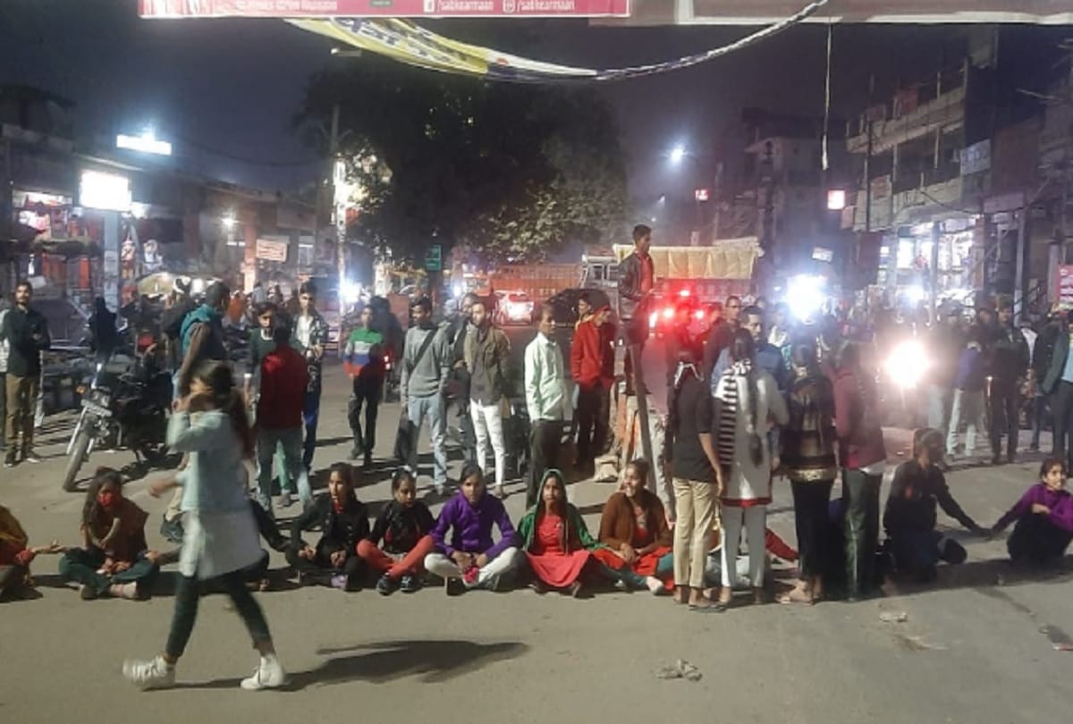 Lucknow News : Now the girls got angry over the suspension of the principal