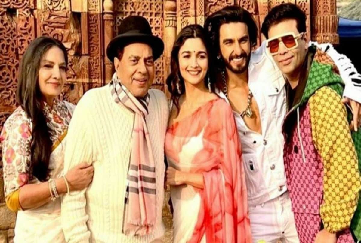 Dharmendra poses with Alia bhatt Ranveer at Qutub Minar during Rocky Aur Rani shoot