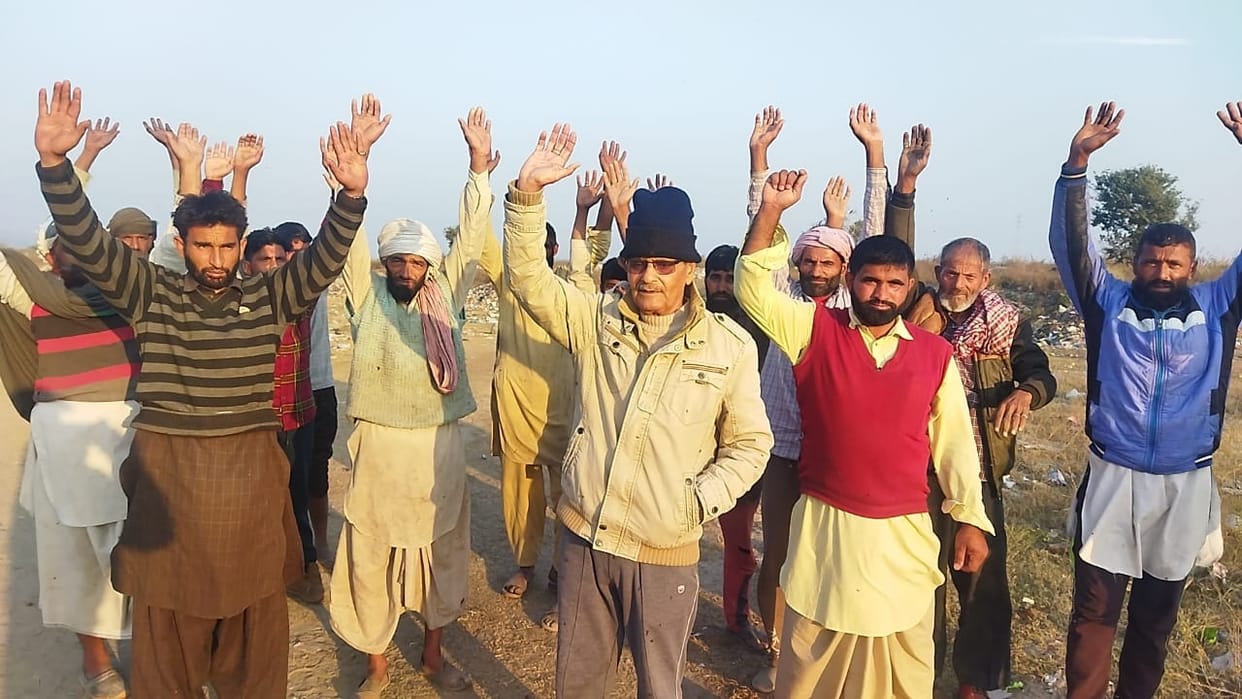 People demonstrated against the problem of increasing garbage in the area adjacent to the Ravi river