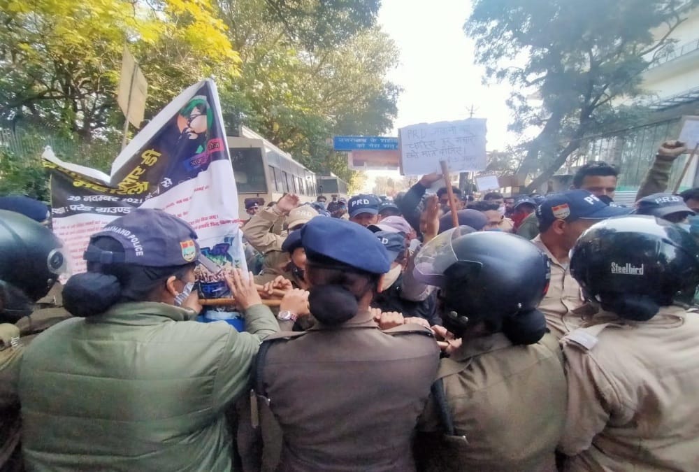 Dehradun News: PRD jawans Protest and Cm House march photos