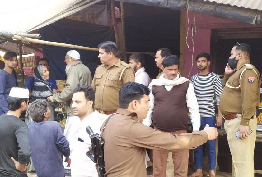 Hathras: Fighting, throwing bottles and chairs on two sides at the bus stand