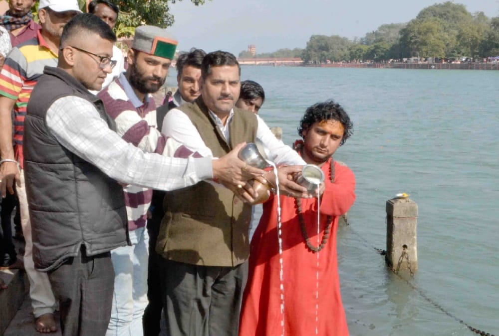 Char dham Devasthanam Board: Priest Celebration after dissolution of Devasthanam Board Photos