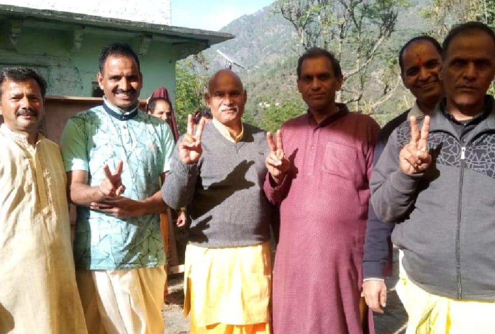 Char dham Devasthanam Board: Priest Celebration after dissolution of Devasthanam Board Photos