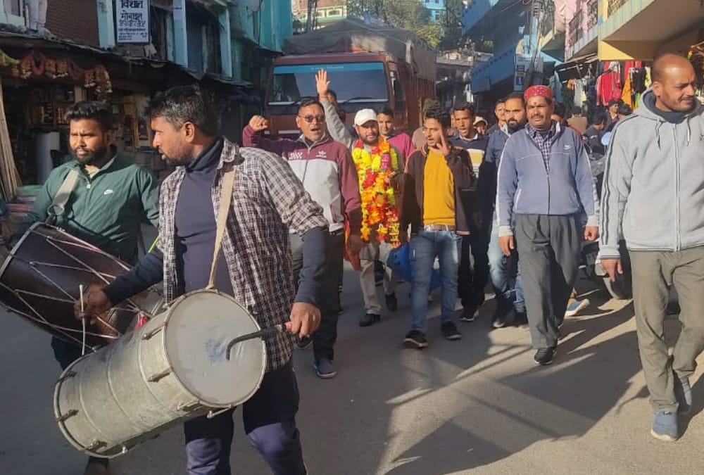 Char dham Devasthanam Board: Priest Celebration after dissolution of Devasthanam Board Photos