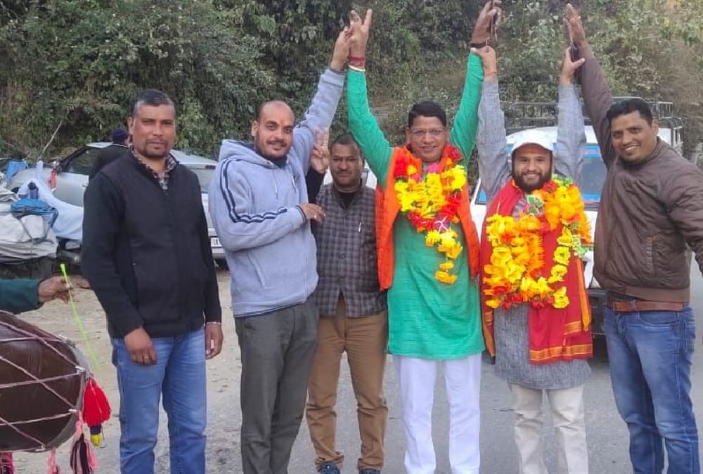 Char dham Devasthanam Board: Priest Celebration after dissolution of Devasthanam Board Photos