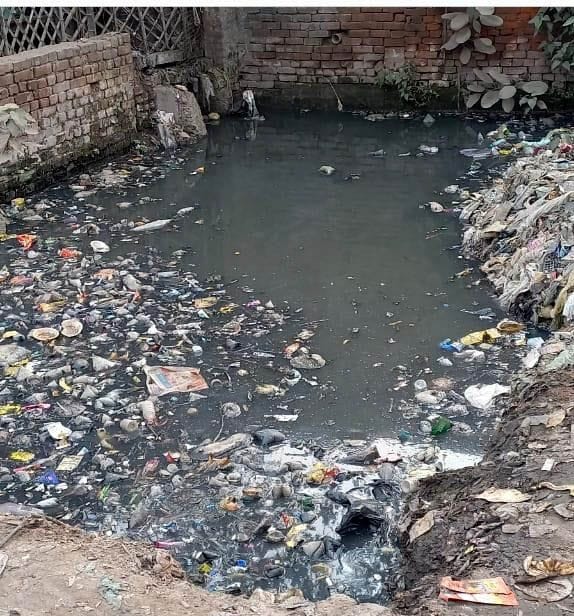 Hathras: Girl girl fell in open drain, driver saved her life