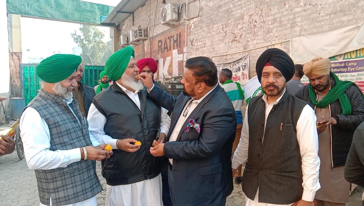 Team of nris reached kundli from canada, farmers were respected