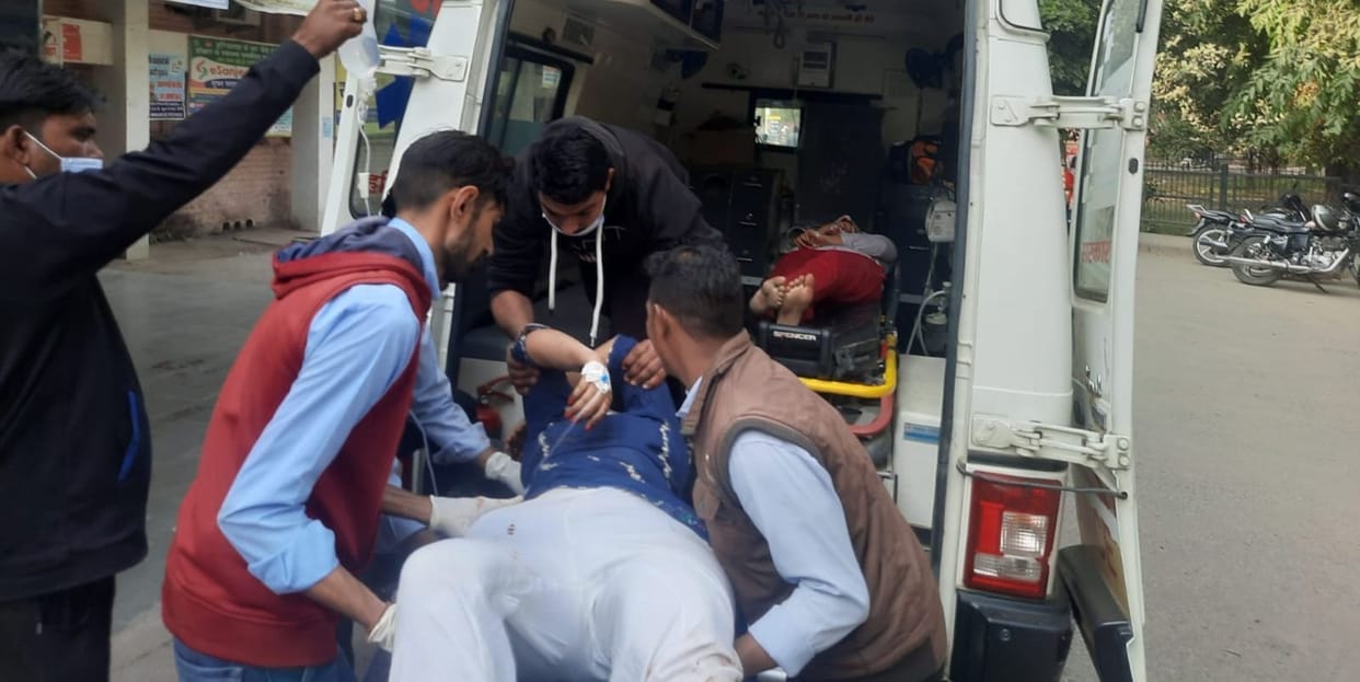 Car collided with truck parked on highway, elderly dead, three injured