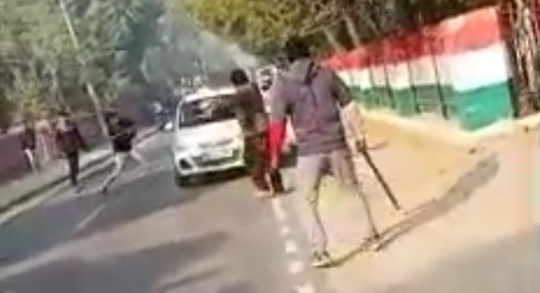 The car was put in front of the bike in a filmy style, the youths were fired with sticks, fired in the a