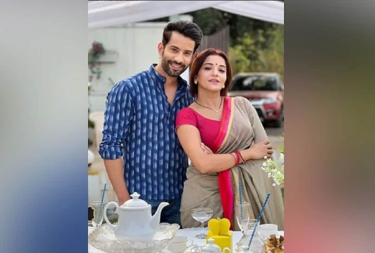 Bhojpuri actress Monalisa shares simple look pics in Saree wearing Sindoor fans react positively