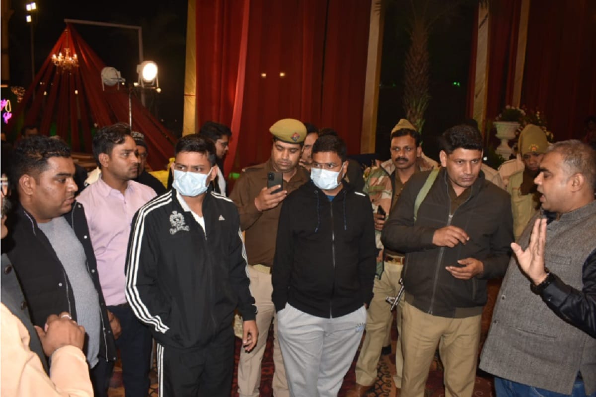 a clash broke out between the people of two marriages on the Delhi-Dehradun highway in Meerut