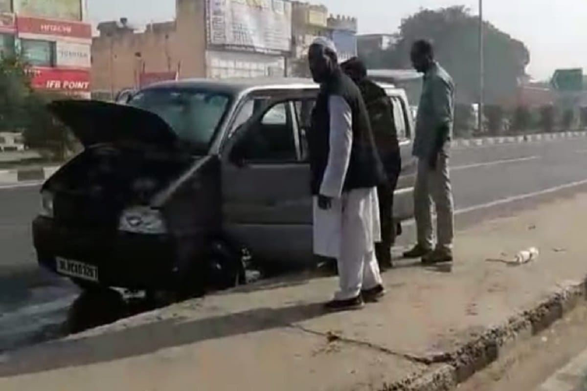 Meerut News: fire in a car on the Delhi Dehradun highway