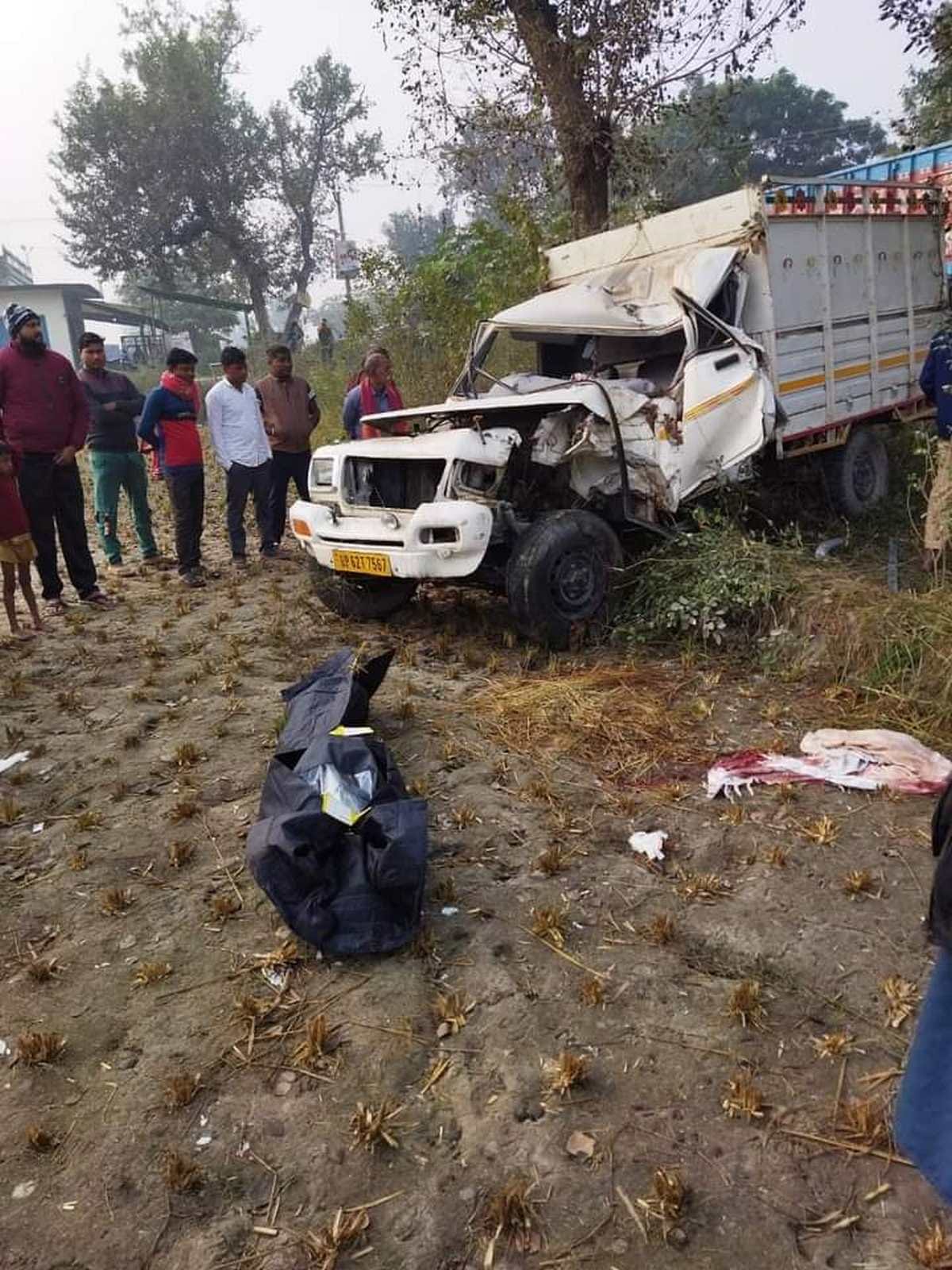 pickup overturned after hitting tree Khalasi died friend ran away in jaunpur