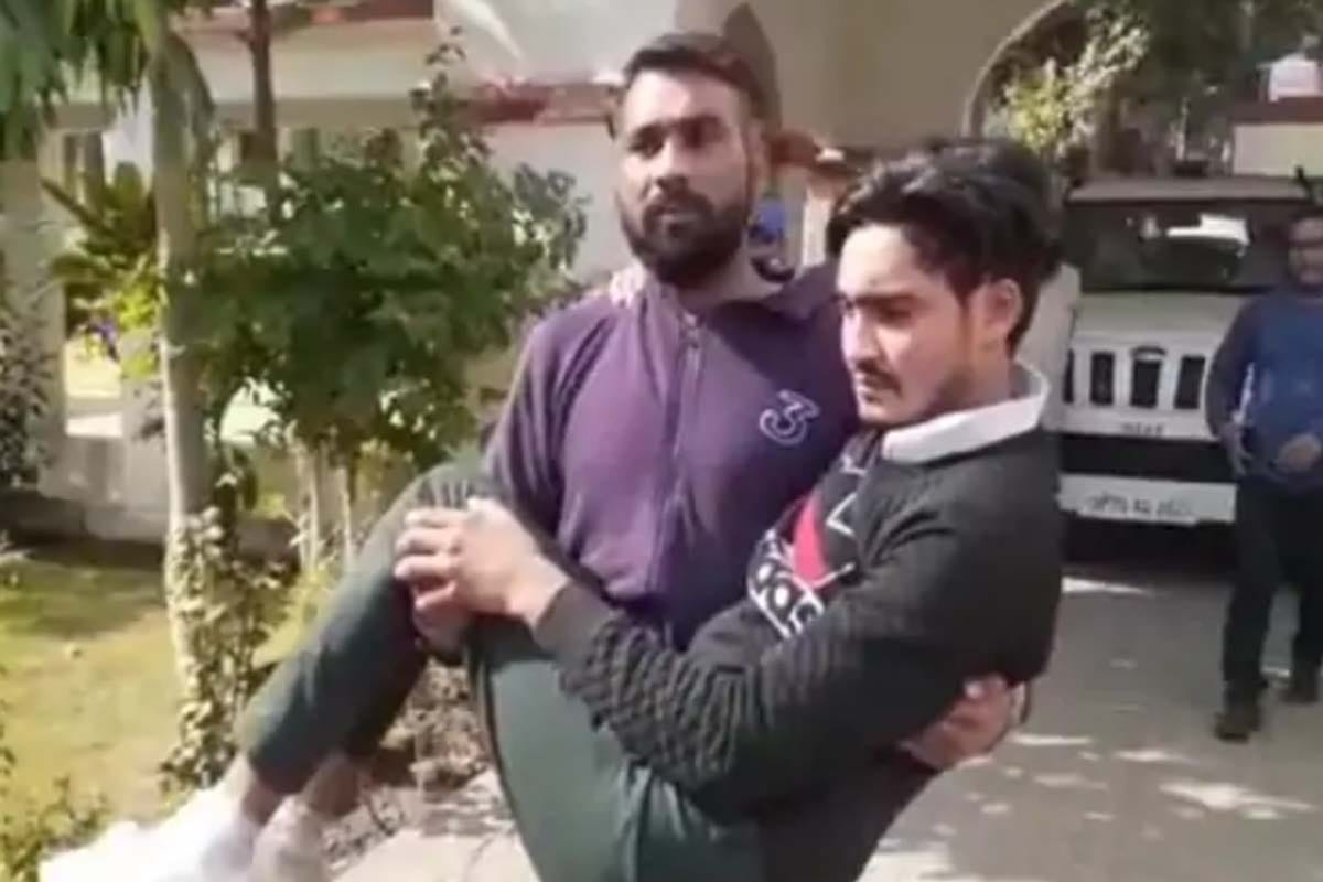 Saharanpur: Police accused of beating up teenager, father took injured son to SSP office