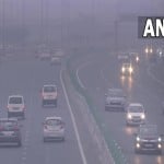 अक्षरधाम क्षेत्र में बुधवार सुबह धुंध में से गुजरते वाहन