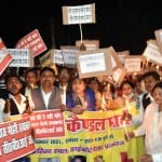 गोहरी हत्याकांड की सीबीआई जांच की मांग को लेकर सिविल लाइंस में मोमबत्ती जुलूस निकालते लोग। अमर उजाला।