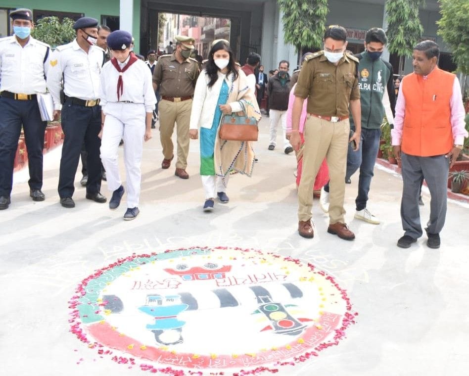 Hathras: Lessons of traffic rules taught to students