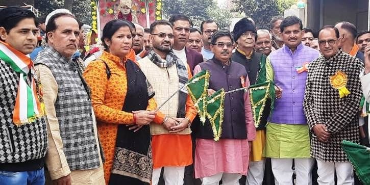 Hathras: Celebrated the birth anniversary of King Mahendra Pratap by performing Prabhat pheri and cultural program