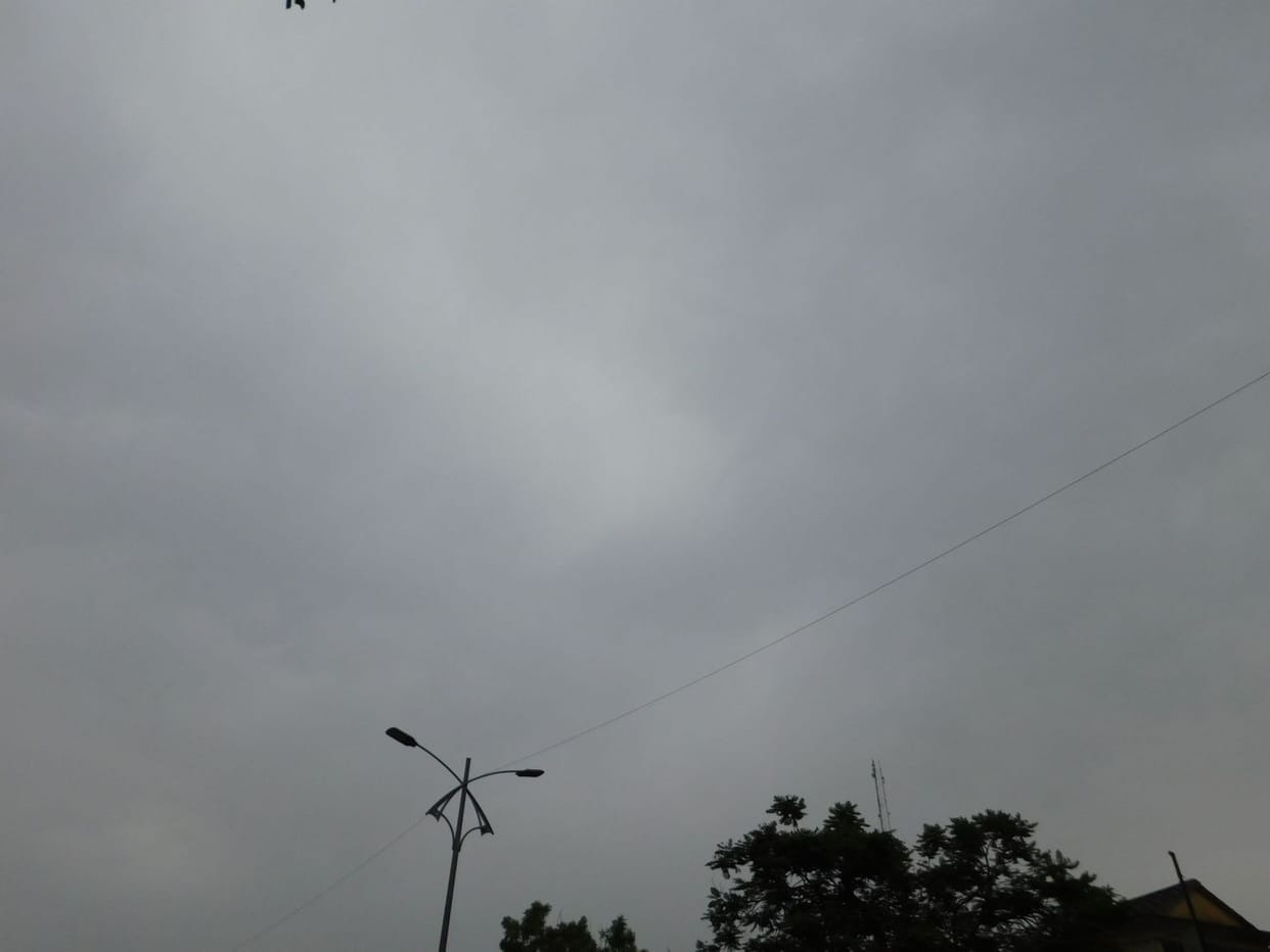 Cloudy weather throughout the day, cold weather