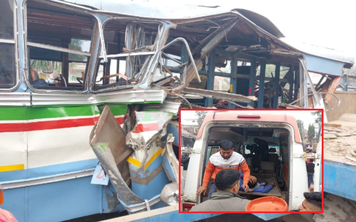 Muzaffarnagar: Bus collided with sugarcane trolley due to steering failure, driver killed, 40 injured